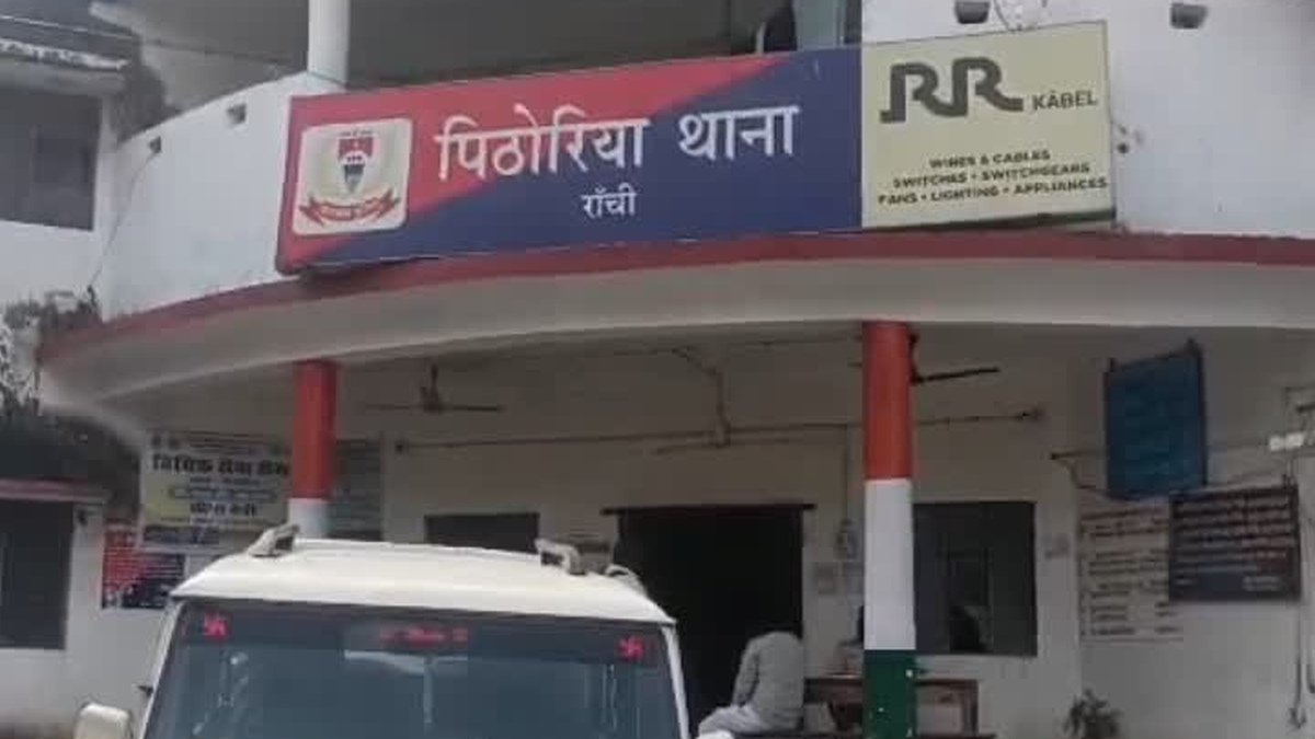 रांची के पिठोरिया थाना क्षेत्र के चोली गांव में लूटपाट के आरोप की जांच करती पुलिस
