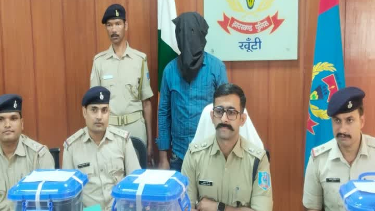 खूंटी में पुलिस द्वारा जब्त कफ सिरप, टैबलेट, बाइक और मोबाइल फोन