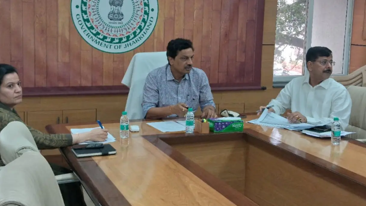 रांची में राष्ट्रीय स्वास्थ्य मिशन की समीक्षा बैठक करते स्वास्थ्य विभाग के अधिकारी