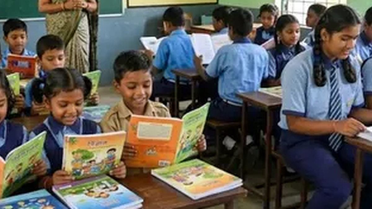 झारखंड के सरकारी स्कूलों में पाठ्यपुस्तक बदलाव की सांकेतिक तस्वीर