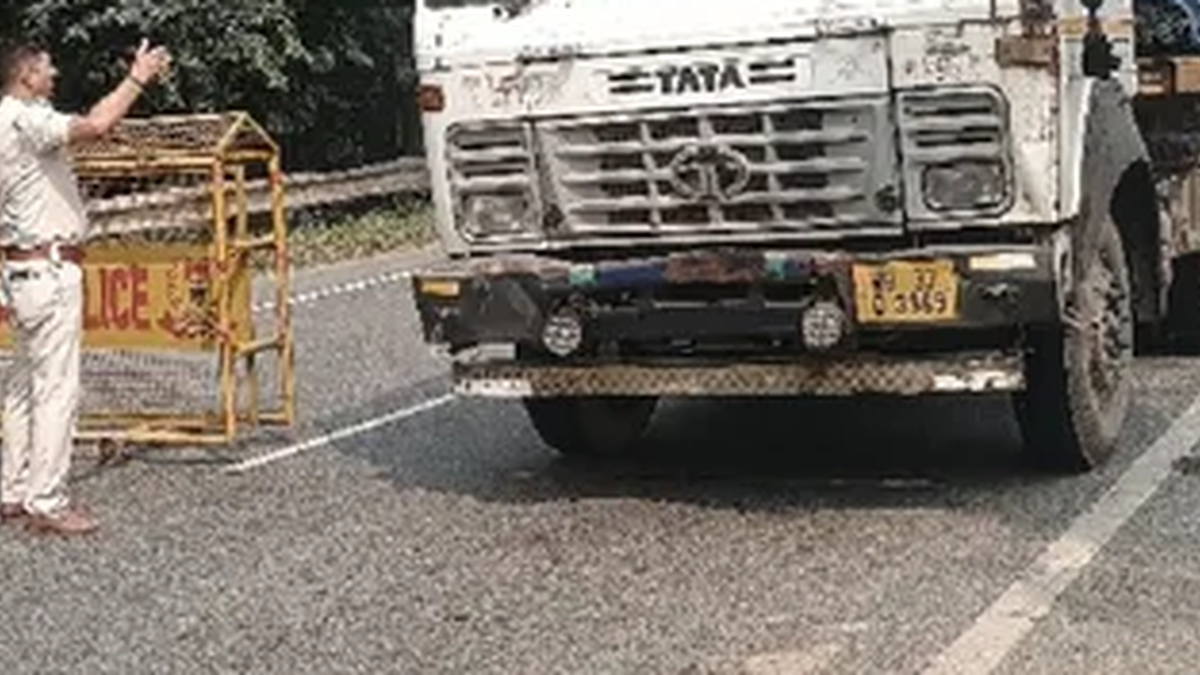 मैथन में झारखंड-बंगाल सीमा के चेकनाके पर मालवाहक वाहन की जांच करते पुलिसकर्मी