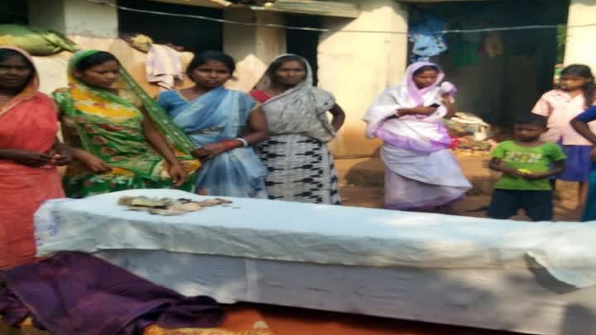 रामगढ़ प्रखंड के ऊपर ग्रहण गांव में दो मजदूरों के शव पहुंचने के बाद शोकाकुल परिजन