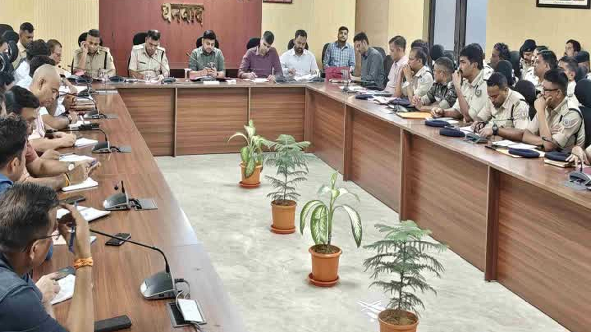 धनबाद में दुर्गा पूजा की तैयारियों को लेकर प्रशासनिक समीक्षा बैठक