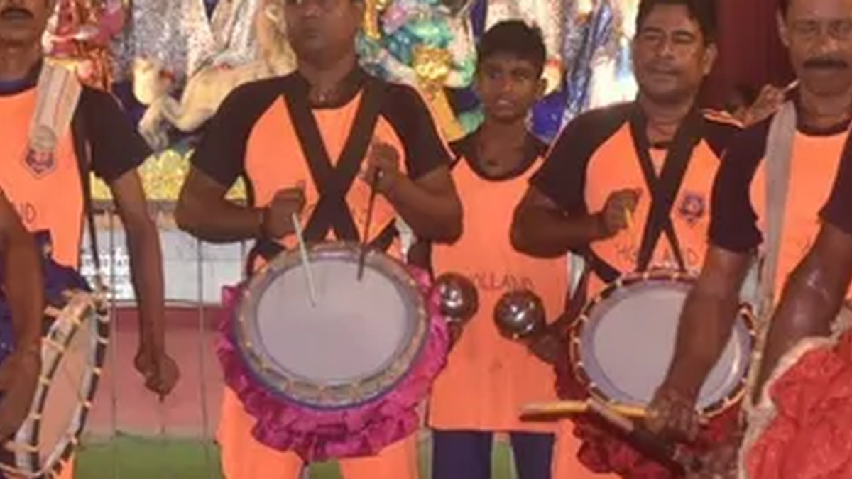 जमशेदपुर के दुर्गापूजा पंडाल में पारंपरिक ढाक बजाते कलाकार