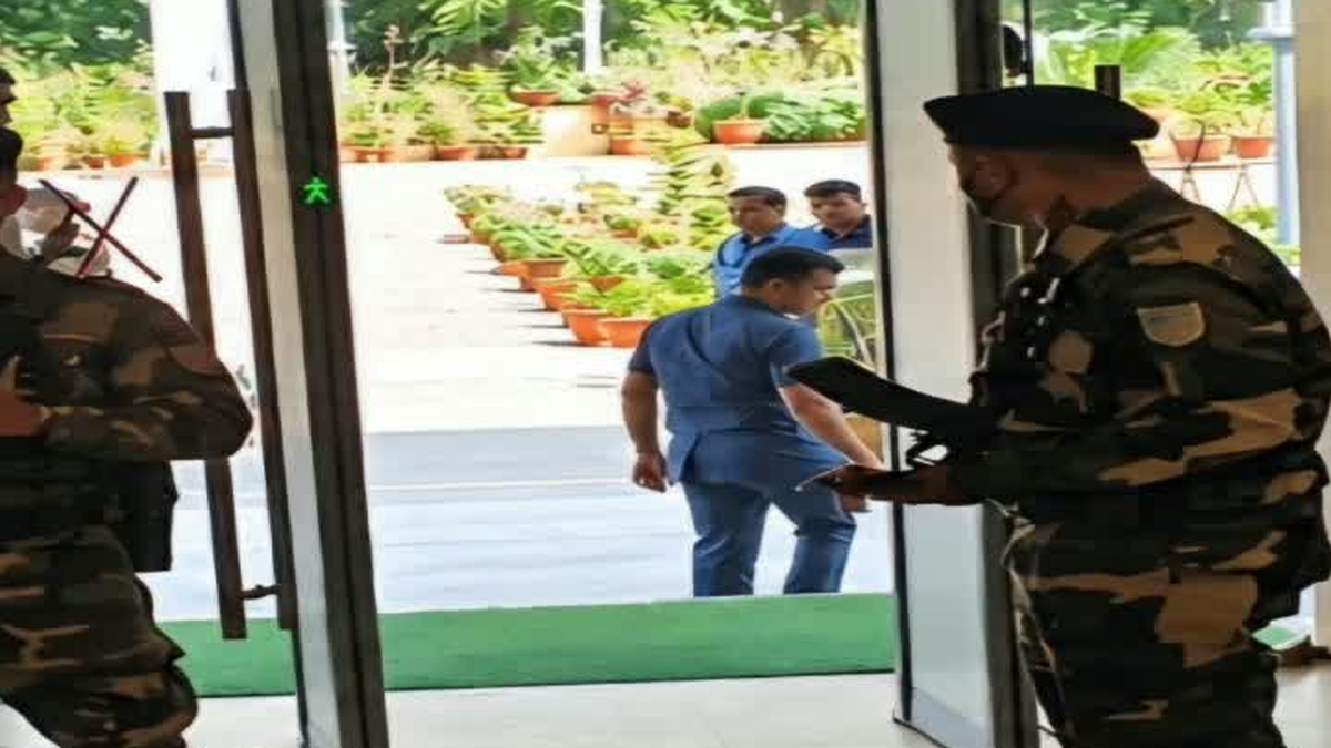 जेटेट परीक्षा केंद्रों की सुरक्षा जांच के लिए उपलब्ध कराया गया हैंड हेल्ड मेटल डिटेक्टर