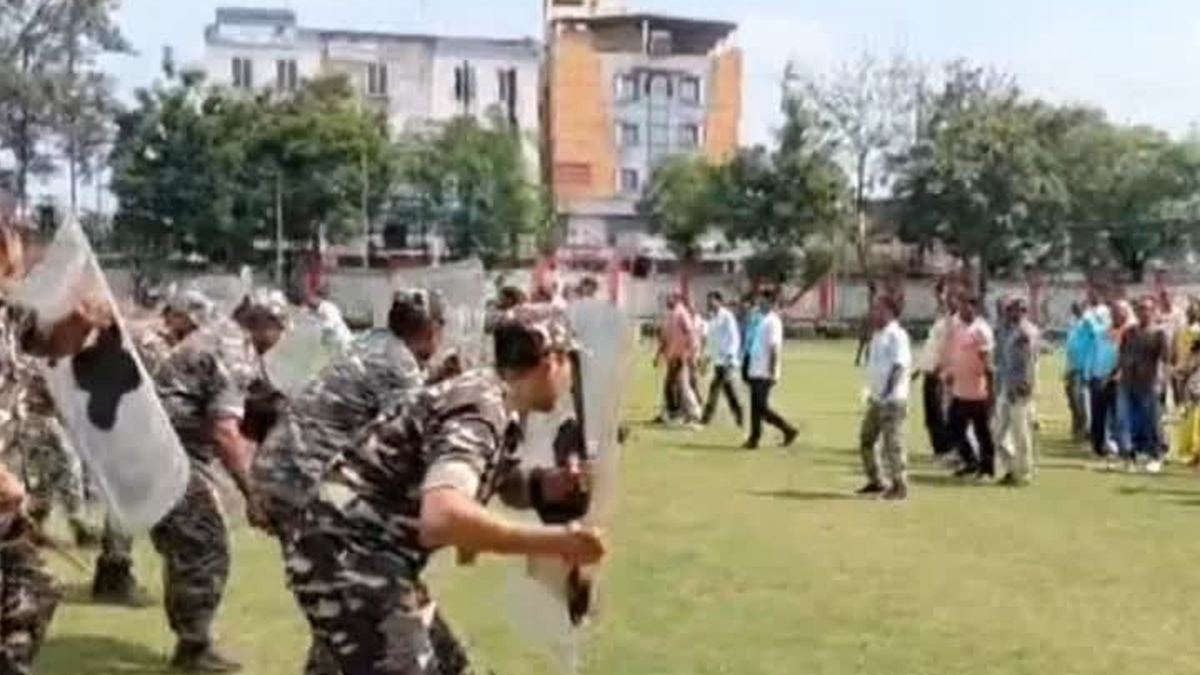 दुर्गा पूजा की सुरक्षा तैयारियों के तहत धनबाद पुलिस लाइन में मॉक ड्रिल करते जवान