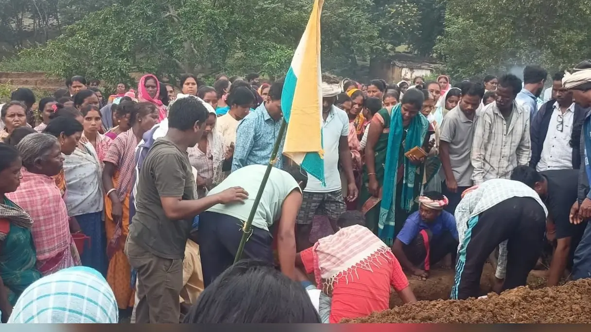 लोहरदगा के गितिलगढ़ गांव में अंतिम संस्कार के दौरान उपस्थित परिजन और ग्रामीण