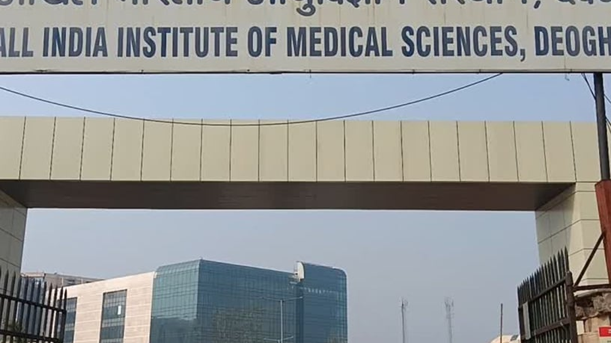 एम्स देवघर के दूसरे दीक्षांत समारोह में उपस्थित अतिथि और डिग्री प्राप्त करने वाले विद्यार्थी