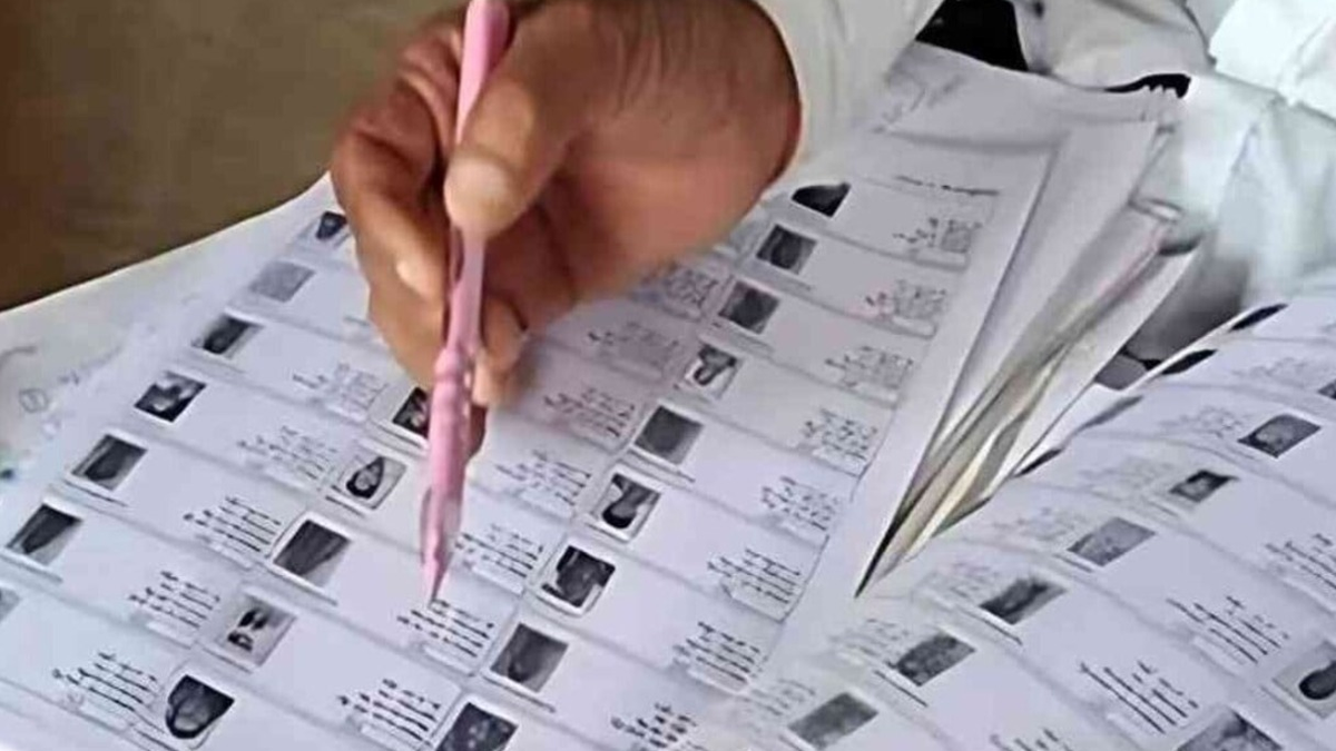 झारखंड में मतदाता सूची के विशेष गहन पुनरीक्षण की प्रक्रिया से जुड़ी सांकेतिक तस्वीर