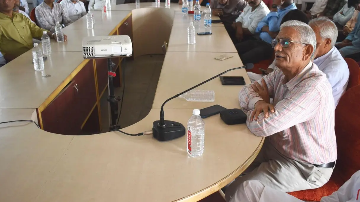 हजारीबाग के अमृत नगर में गांधी जयंती पर आयोजित विचार गोष्ठी में उपस्थित लोग