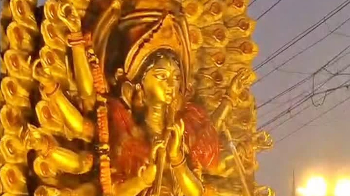 रांची में दुर्गा प्रतिमाओं के विसर्जन जुलूस में शामिल श्रद्धालु