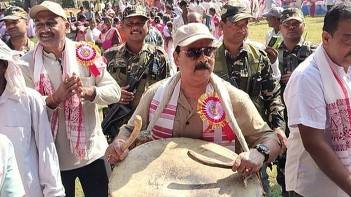 लोहरदगा के दुर्गाबाड़ी परिसर में विजयादशमी पर आयोजित भंडारा कार्यक्रम