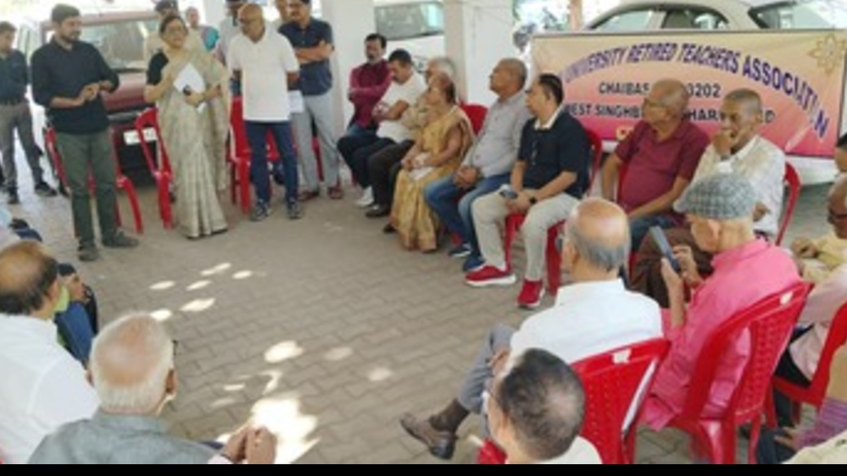 चाईबासा में कोल्हान विश्वविद्यालय परिसर में धरना देते सेवानिवृत्त शिक्षक