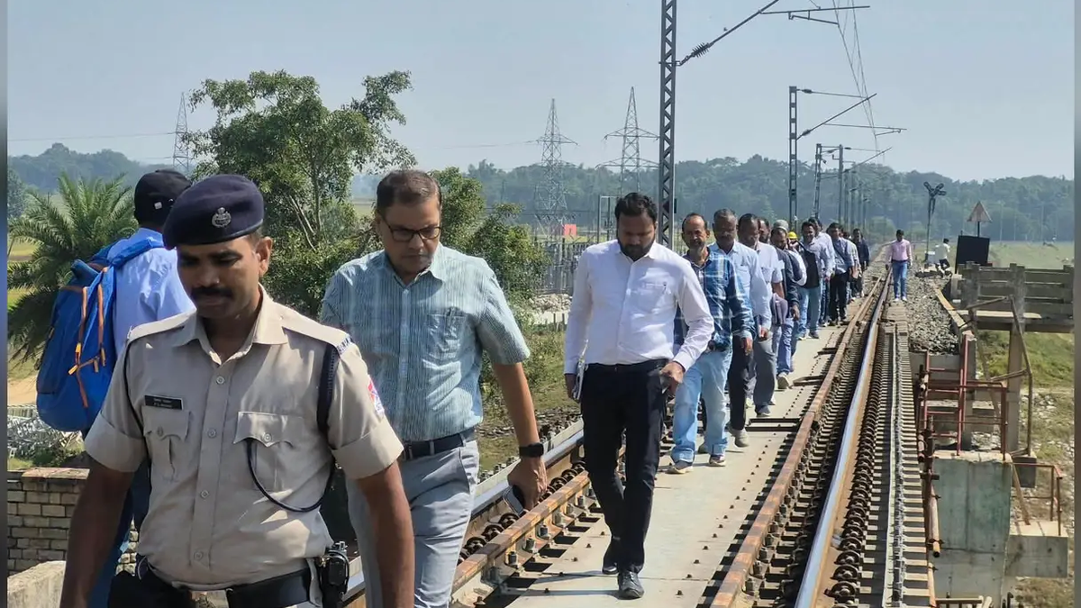 लोहरदगा रेलवे स्टेशन के विकास कार्यों का निरीक्षण करतीं डीआरएम करुणा निधि सिंह