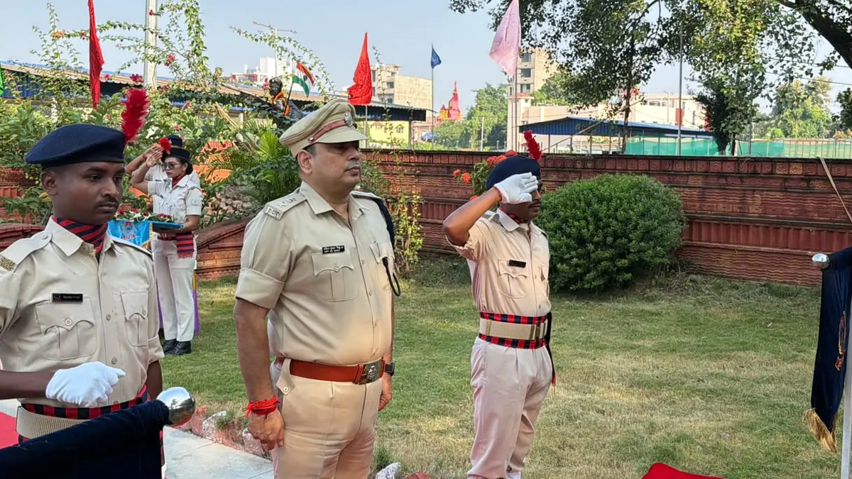 साहिबगंज पुलिस लाइन में शहीद जवानों को श्रद्धांजलि देते पुलिस अधिकारी