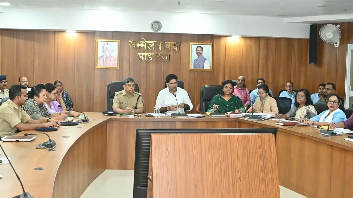 लोहरदगा में जेटेट 2026 की तैयारियों को लेकर आयोजित प्रशासनिक बैठक