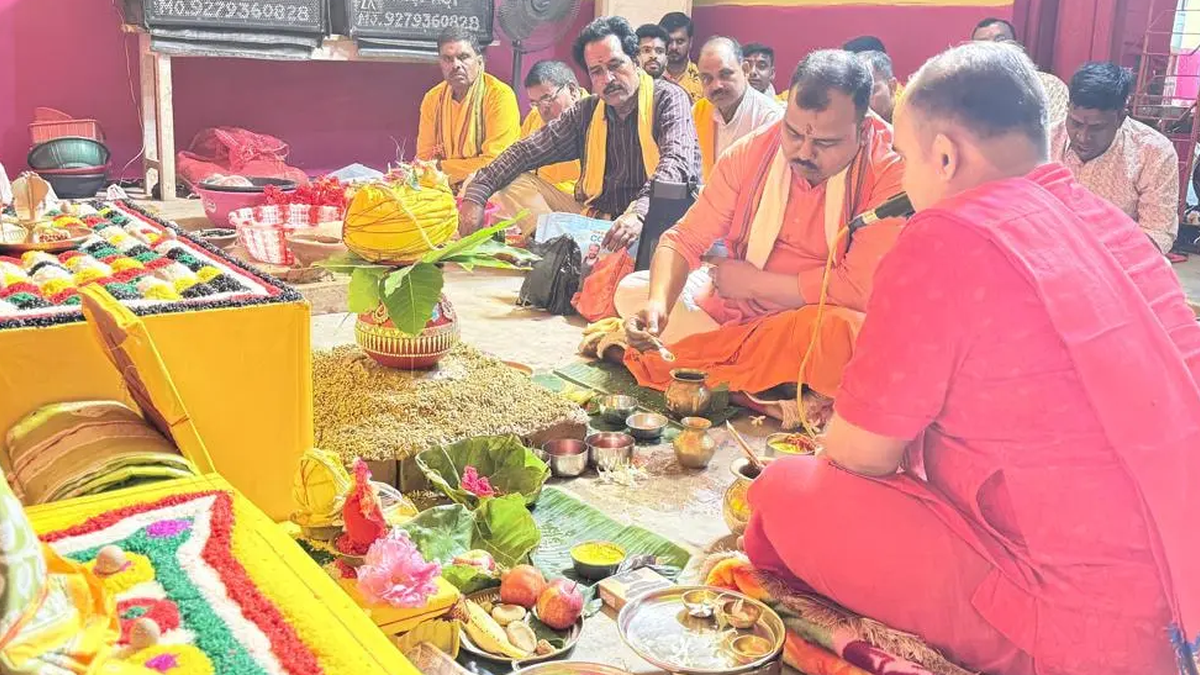 अमड़ापाड़ा के वैष्णवी दुर्गा मंदिर में नवरात्र पूजा में शामिल श्रद्धालु