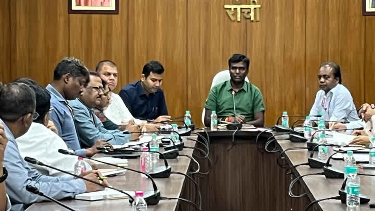 रांची में दीपावली, काली पूजा और छठ की तैयारियों की समीक्षा करते जिला प्रशासन के अधिकारी