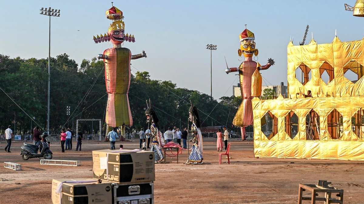 रांची में विजयादशमी के रावण दहन कार्यक्रम के लिए तैयार किया गया विशाल पुतला