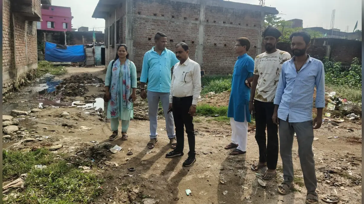 गुमला के वार्ड 4 और 5 में नागरिक समस्याओं की जानकारी लेते नगर परिषद प्रतिनिधि