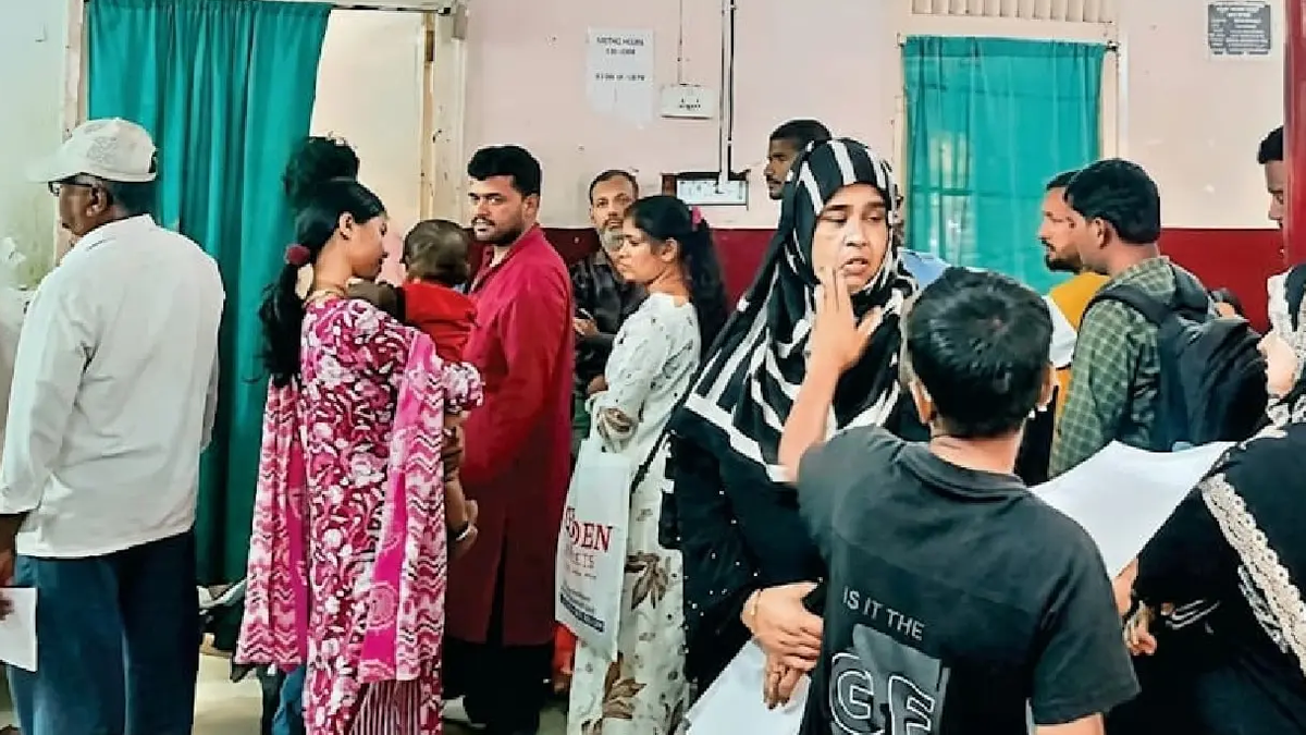 रांची में बदलते मौसम के दौरान फ्लू से बचाव की सलाह देते चिकित्सक