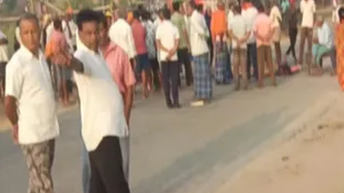 चतरा के हफुआ में सड़क हादसे के बाद जाम स्थल का दृश्य
