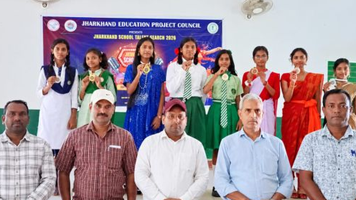 गढ़वा में सुर एवं ताल संग्राम प्रतियोगिता में भाग लेते स्कूली विद्यार्थी