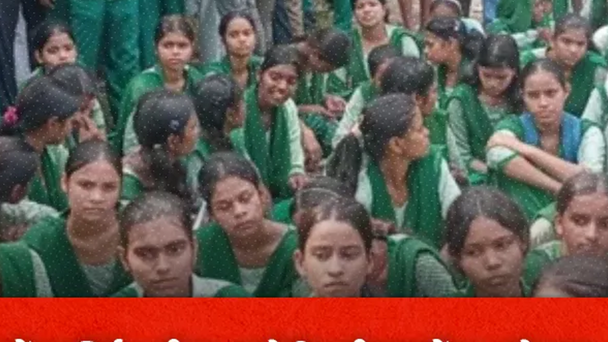 सतगावां के बासोडीह उच्च विद्यालय में प्रदर्शन करते छात्र-छात्राएं