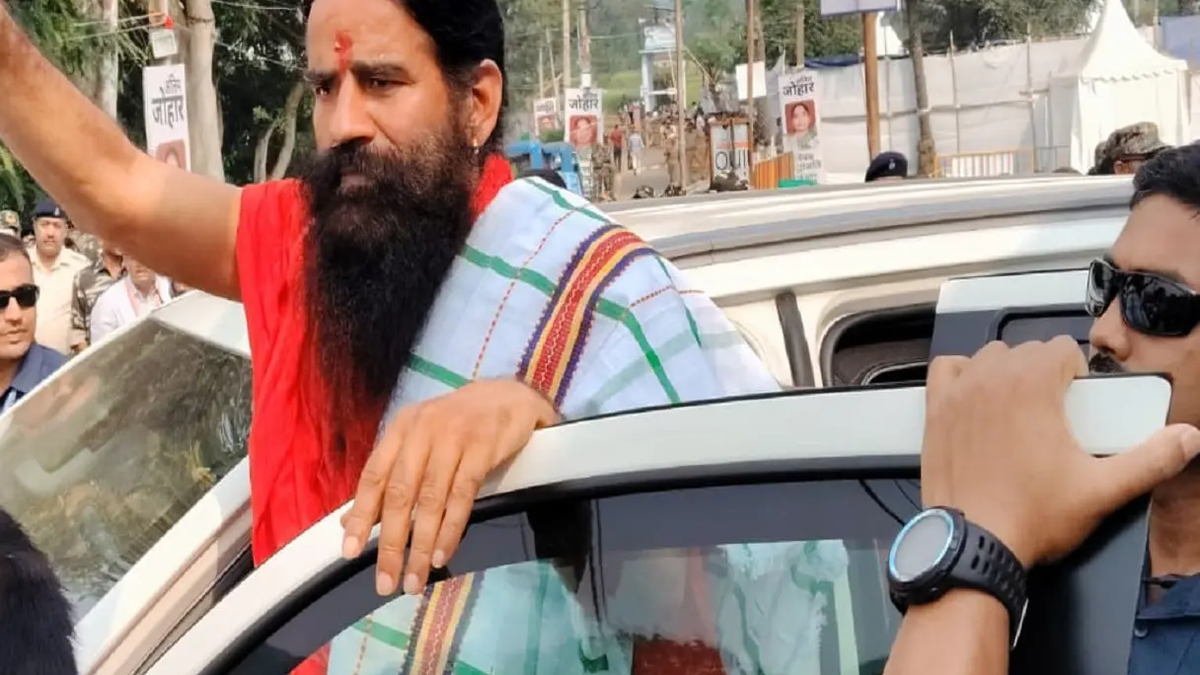 नेमरा में रूपी सोरेन के संस्कार भोज के दौरान मुख्यमंत्री हेमंत सोरेन और बाबा रामदेव