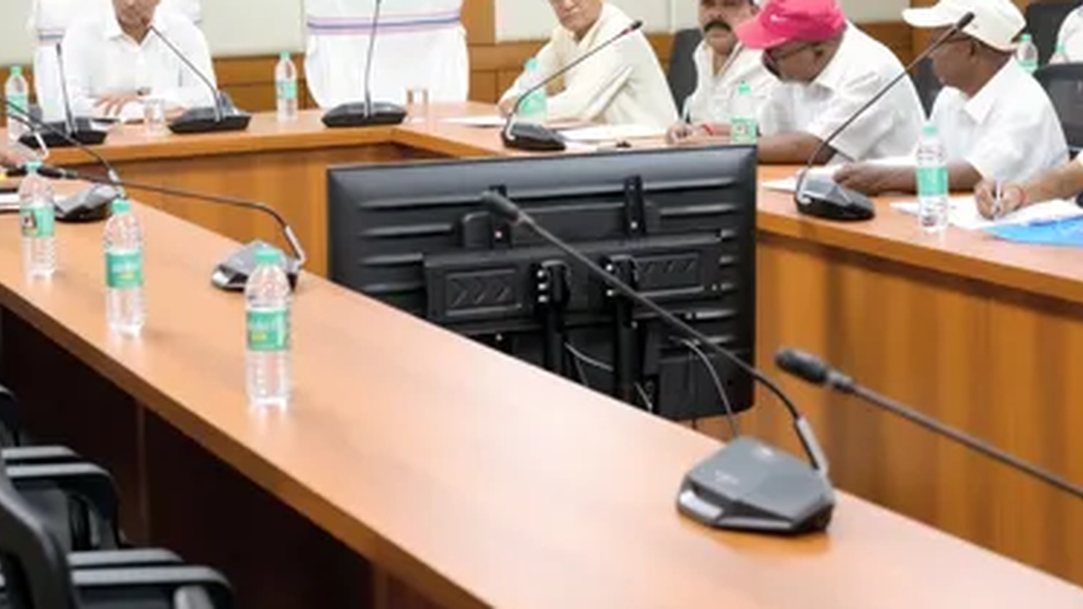 हजारीबाग में मतदाता सूची पुनरीक्षण की समीक्षा बैठक करते अधिकारी और राजनीतिक दलों के प्रतिनिधि
