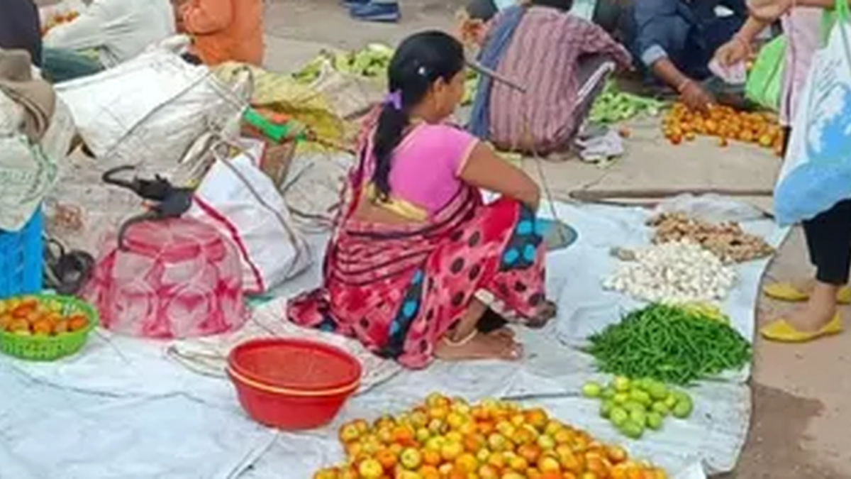 खलारी के स्थानीय बाजार में बिक्री के लिए रखी गईं विभिन्न हरी सब्जियां