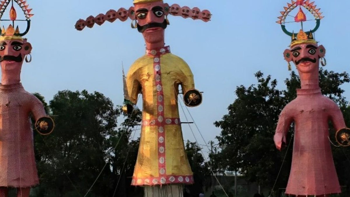 रांची के मोरहाबादी मैदान में रावण दहन समारोह की तैयारियां