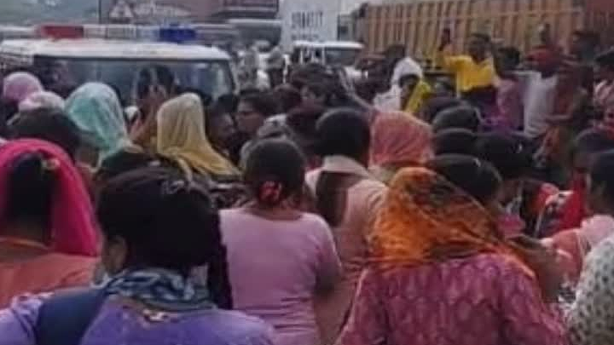 रांची के पांचा में मांगों को लेकर प्रदर्शन करतीं महिला कर्मचारी और सड़क पर लगी वाहनों की कतारें