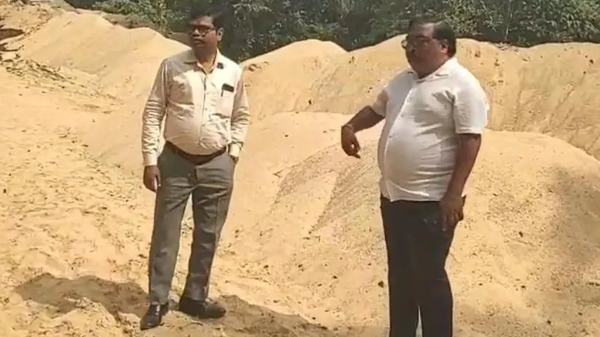 गढ़वा के धुरकी में जब्त किए गए बालू के भंडारण स्थल का दृश्य