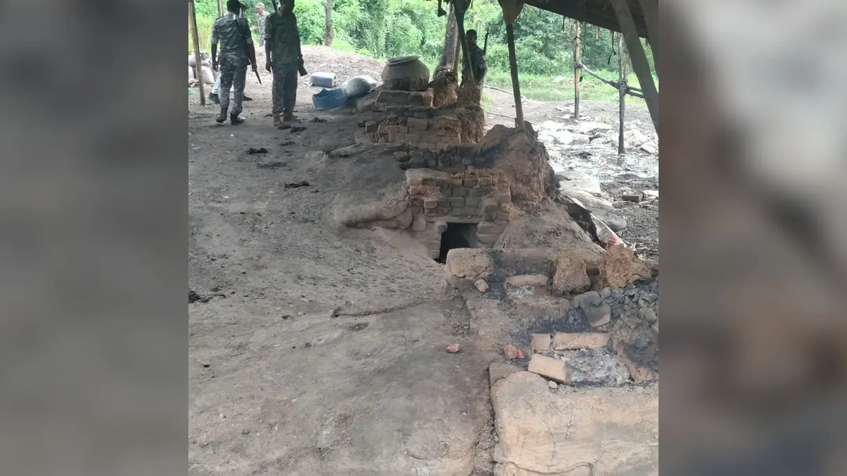 सरायकेला-खरसावां में उत्पाद विभाग द्वारा ध्वस्त की गई अवैध शराब भट्टी