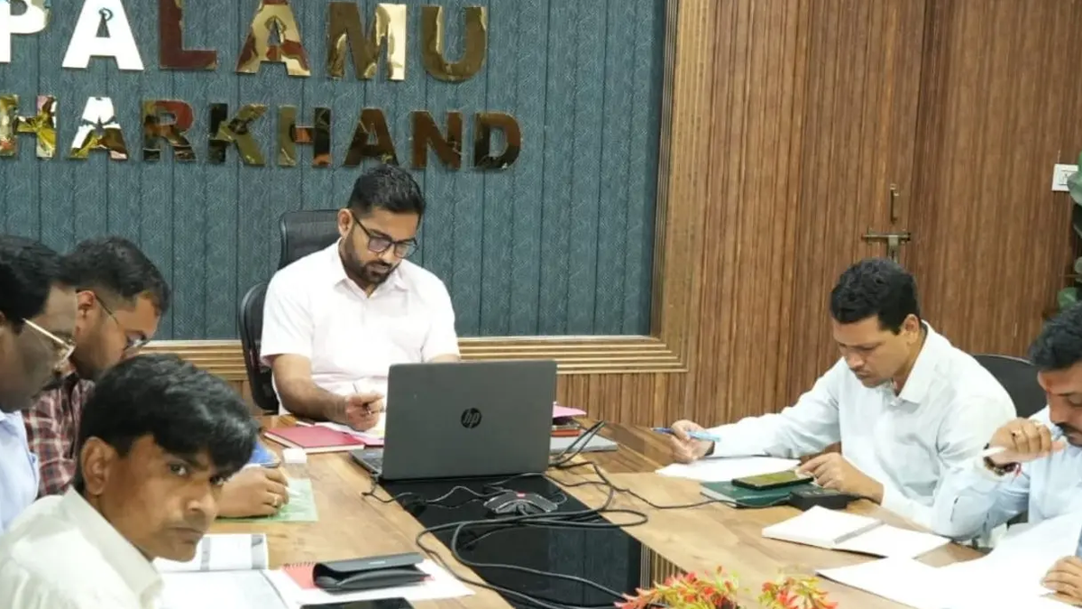 मेदिनीनगर में पेयजल और स्वच्छता योजनाओं की समीक्षा बैठक