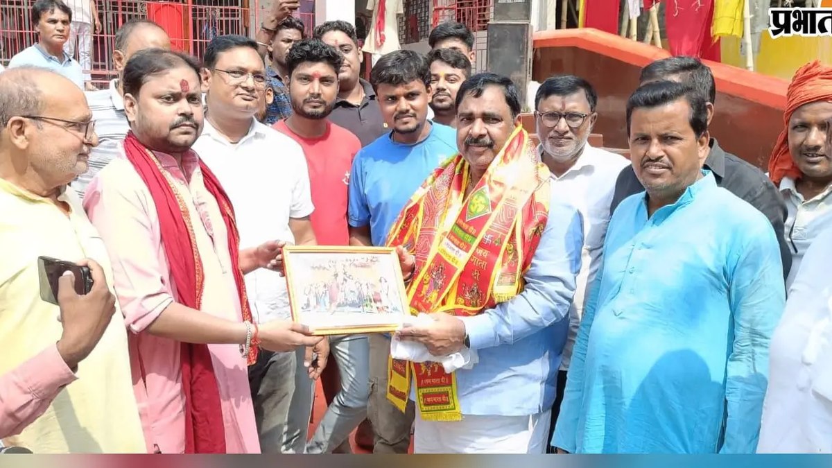 बसंतराय में आग से प्रभावित दुकानदारों से मुलाकात करते मंत्री संजय प्रसाद यादव