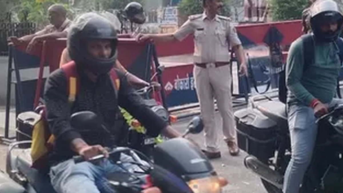 बोकारो स्टील प्लांट के मुख्य द्वार पर तैनात पुलिस बल