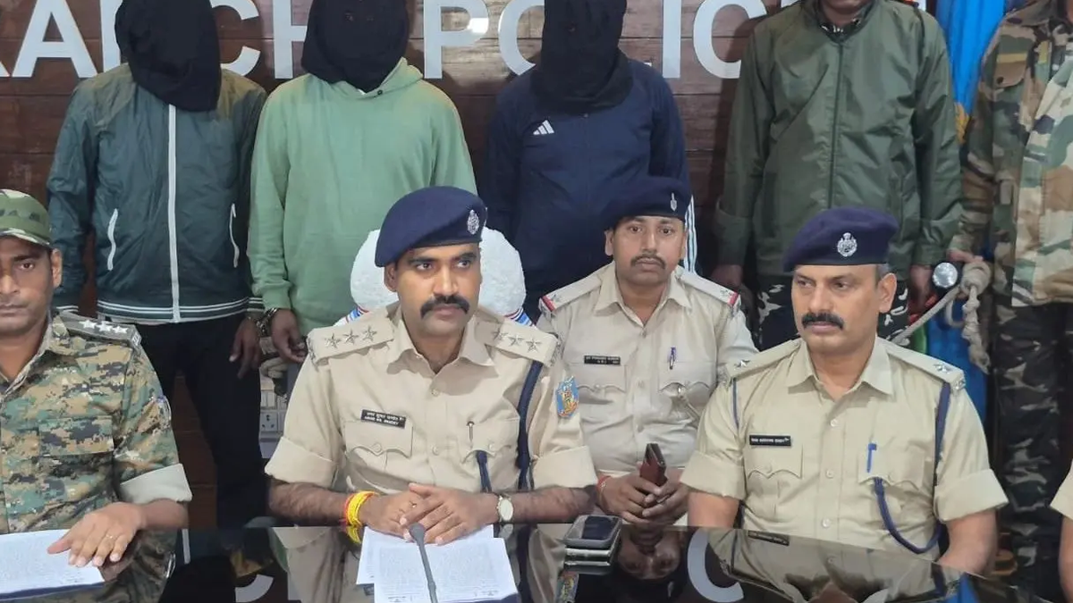 रांची में राजस्व कर्मचारी लक्ष्मीकांत मुंडा हत्याकांड की जानकारी देते पुलिस अधिकारी