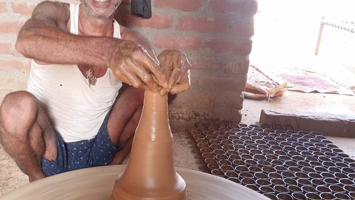 गढ़वा में दीपावली के लिए चाक पर मिट्टी के दीये तैयार करता कुम्हार