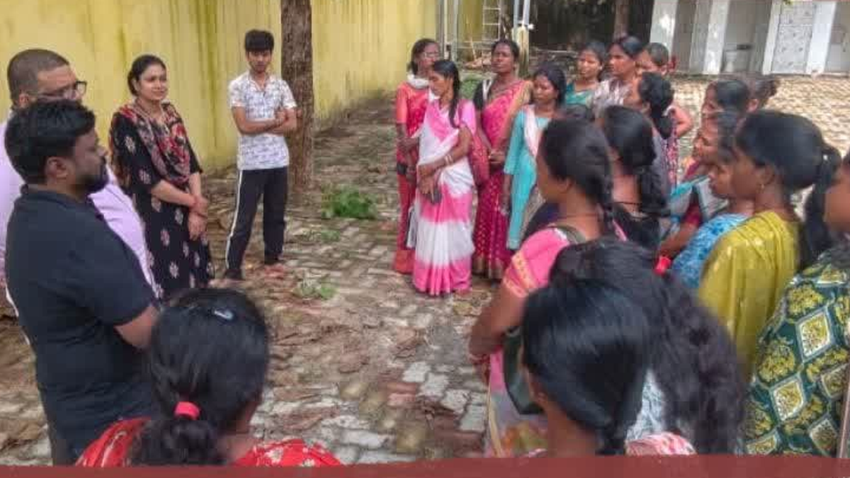 सिमडेगा के कुरडेग में आजीविका समावेशी योजना से जुड़ी महिला प्रतिभागी