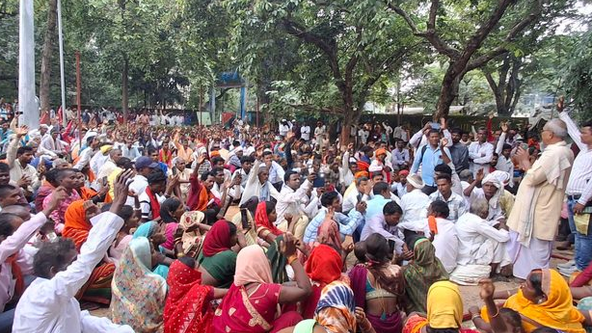लातेहार डीएफओ कार्यालय के सामने वन अधिकार पट्टे की मांग को लेकर धरने पर बैठे ग्रामीण