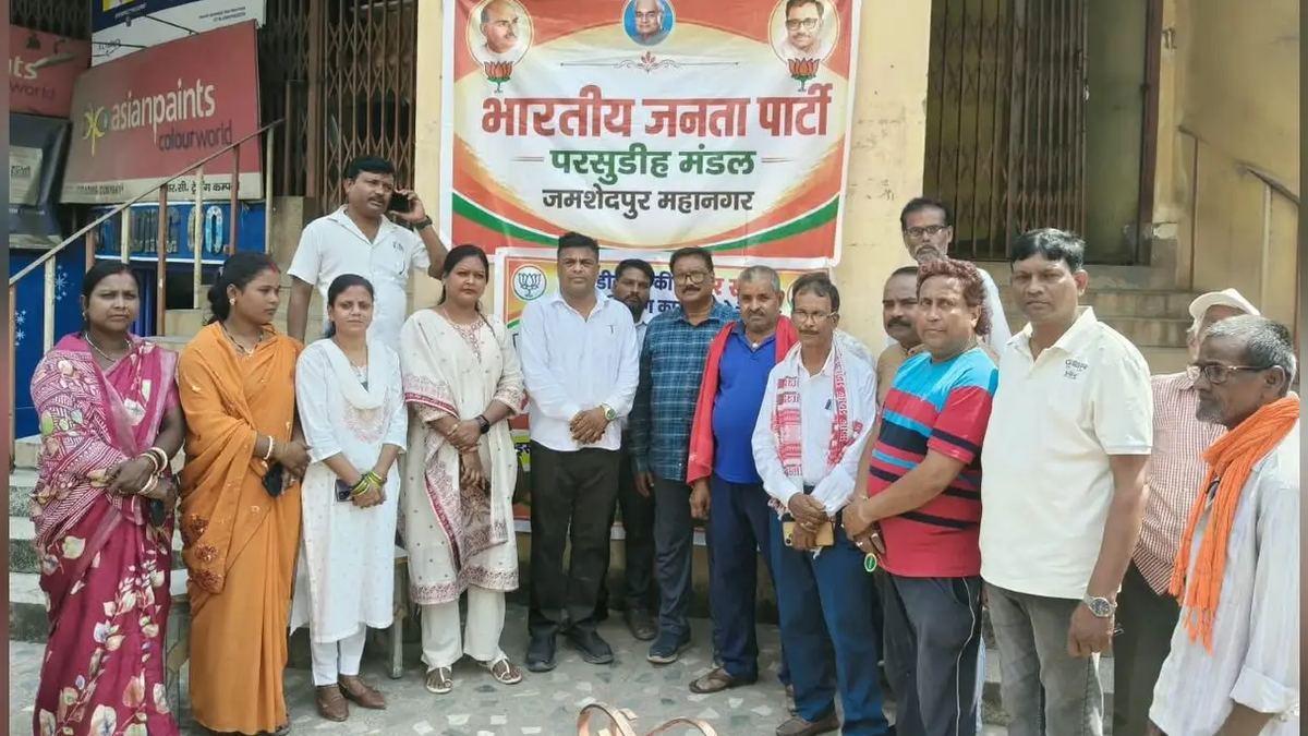 परसुडीह में खासमहाल-गोविंदपुर सड़क पूरी कराने की मांग को लेकर हस्ताक्षर अभियान