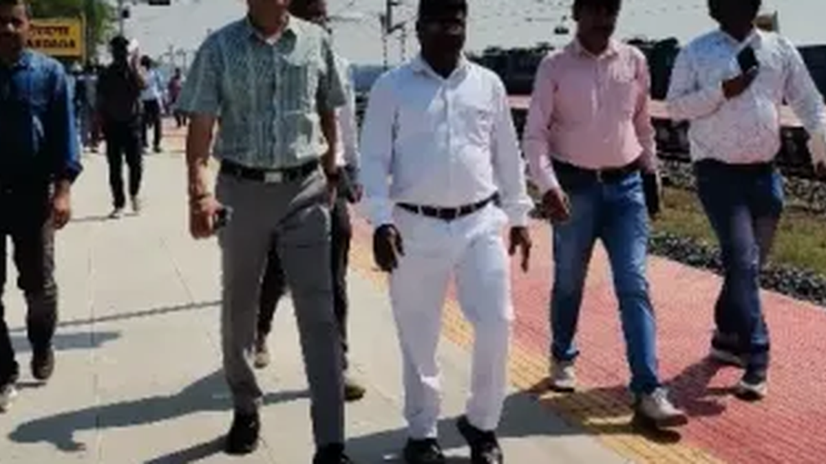 लोहरदगा रेलवे स्टेशन का निरीक्षण करते डीआरएम और रेल अधिकारी