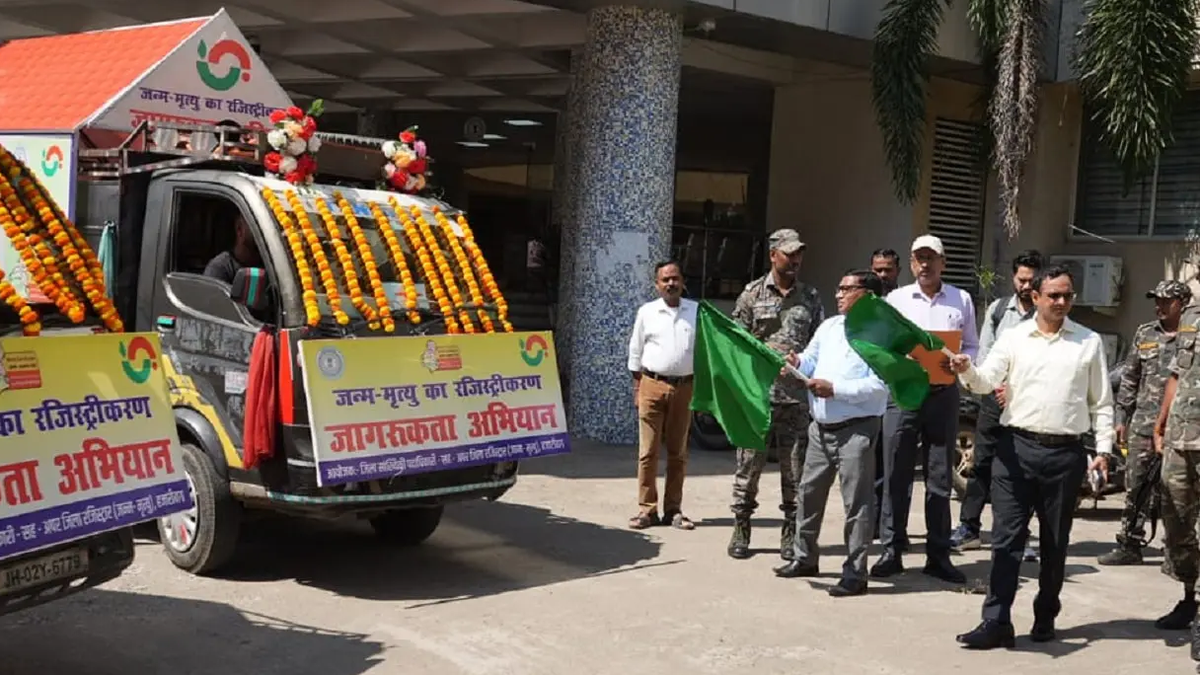हजारीबाग समाहरणालय से जन्म-मृत्यु पंजीकरण जागरूकता प्रचार वाहनों को रवाना करते अधिकारी