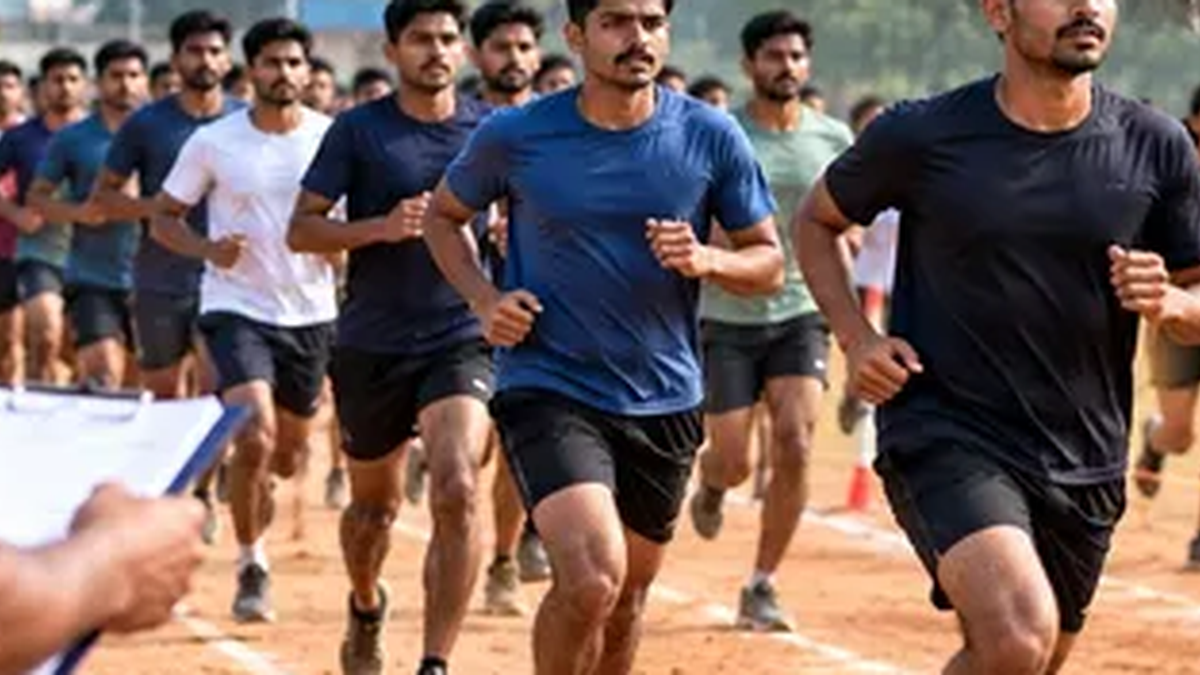 रांची के डोरंडा स्थित जैप वन ग्राउंड में सहायक कारापाल भर्ती की शारीरिक जांच