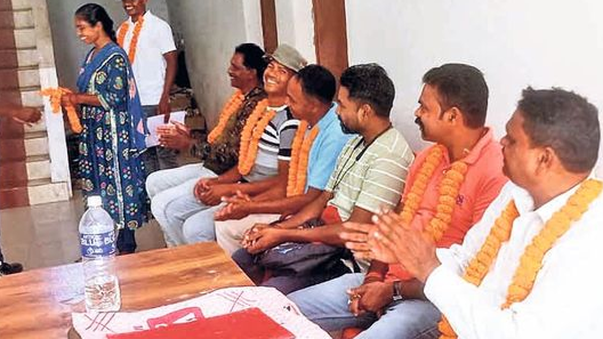 हाटगम्हरिया में जिला स्तरीय बैठक में शामिल होमगार्ड जवान