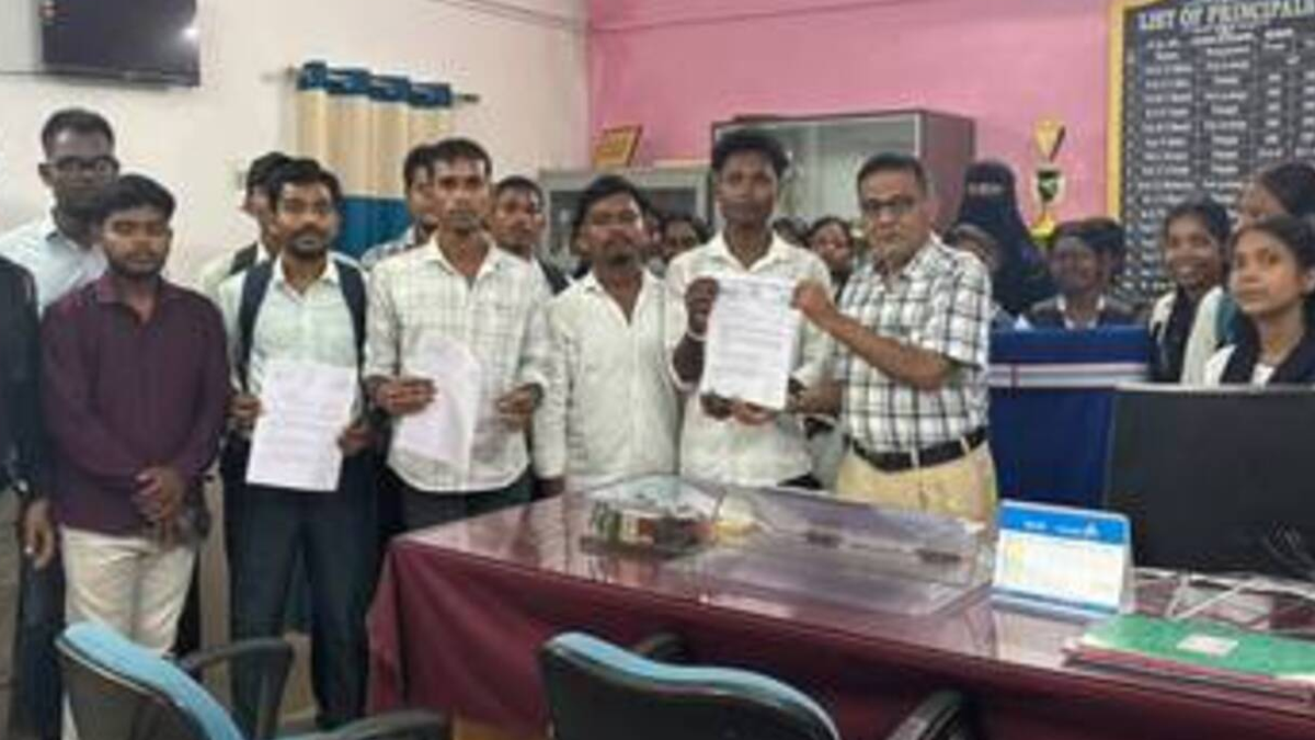 चक्रधरपुर के जेएलएन कॉलेज में शिक्षकों की मांग को लेकर सौंपा गया मांग पत्र