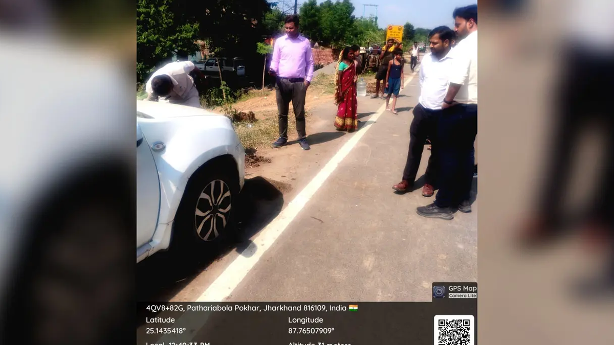 साहिबगंज में सड़क किनारे अतिक्रमण हटाने की कार्रवाई करता एनएचएआई का दल