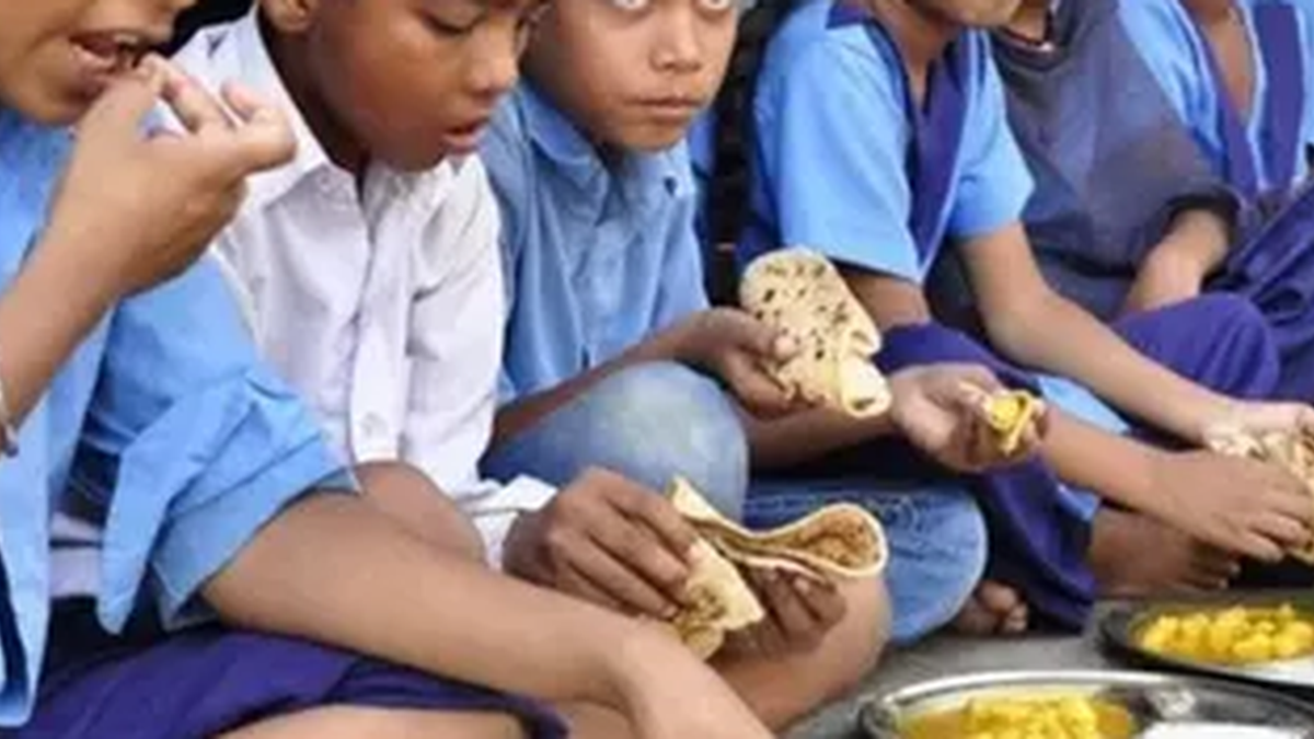 विद्यालय में बच्चों के लिए तैयार किया जा रहा मध्याह्न भोजन